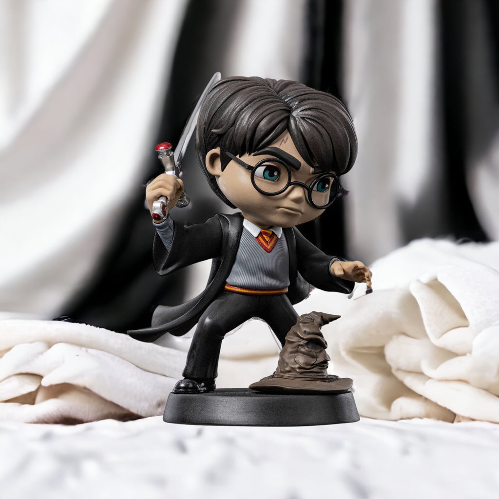 Harry Potter: Mini Co. Figura in PVC Harry Potter con spada di Grifondoro 14 cm